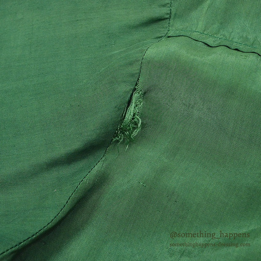1950's~ YIN YANG EMBROIDERY SOUVENIR GREEN SATIN SHIRT ... Fits like S