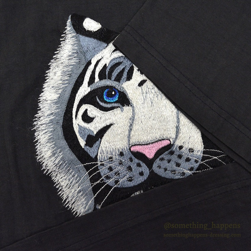 2000's~ WHITE TIGER EMBROIDERY SOUVENIR T-SHIRT... 44