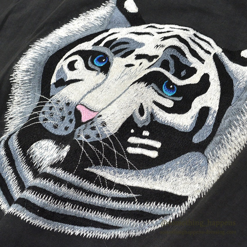 2000's~ WHITE TIGER EMBROIDERY SOUVENIR T-SHIRT... 44
