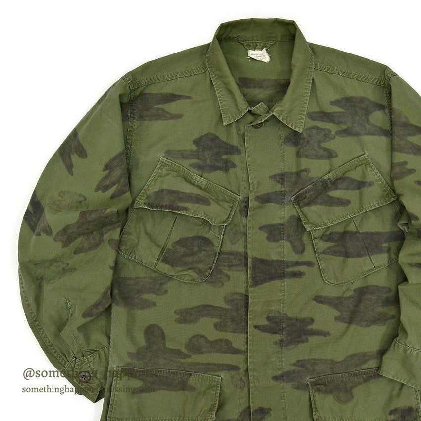 1960's USARMY HAND PAINTED LEAF CAMO JUNGLE FATIGUE JACKET...MS