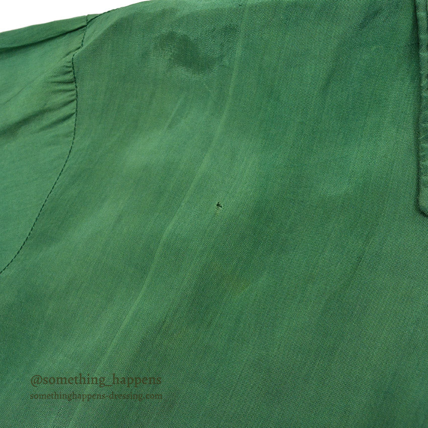 1950's~ YIN YANG EMBROIDERY SOUVENIR GREEN SATIN SHIRT ... Fits like S