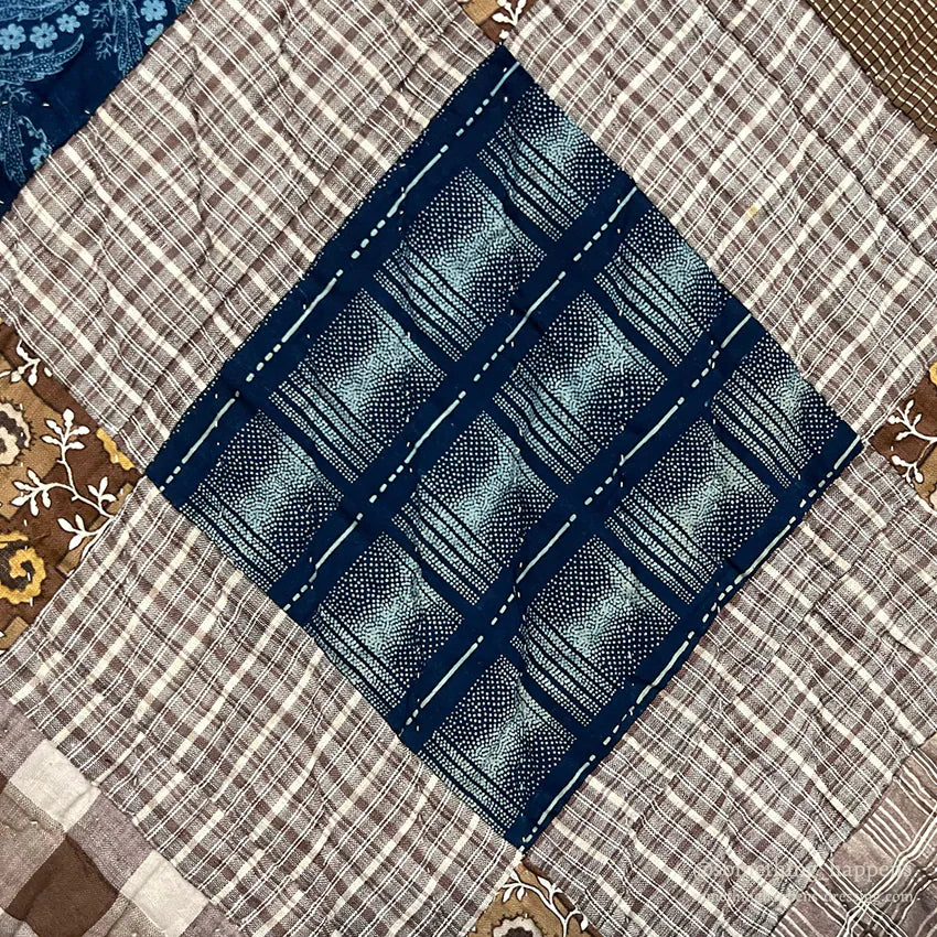 ANTIQUE PRIMITIVE FOLK ART PATCHWORK QUILT... 228cm/228cm