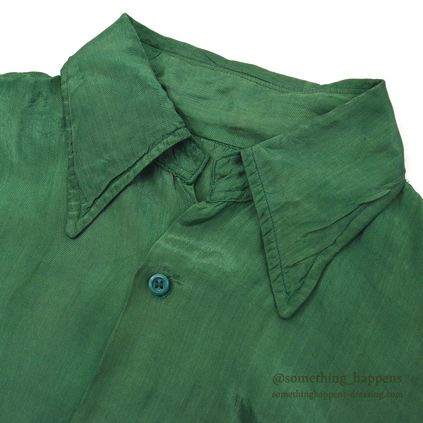1950's~ YIN YANG EMBROIDERY SOUVENIR GREEN SATIN SHIRT ... Fits like S