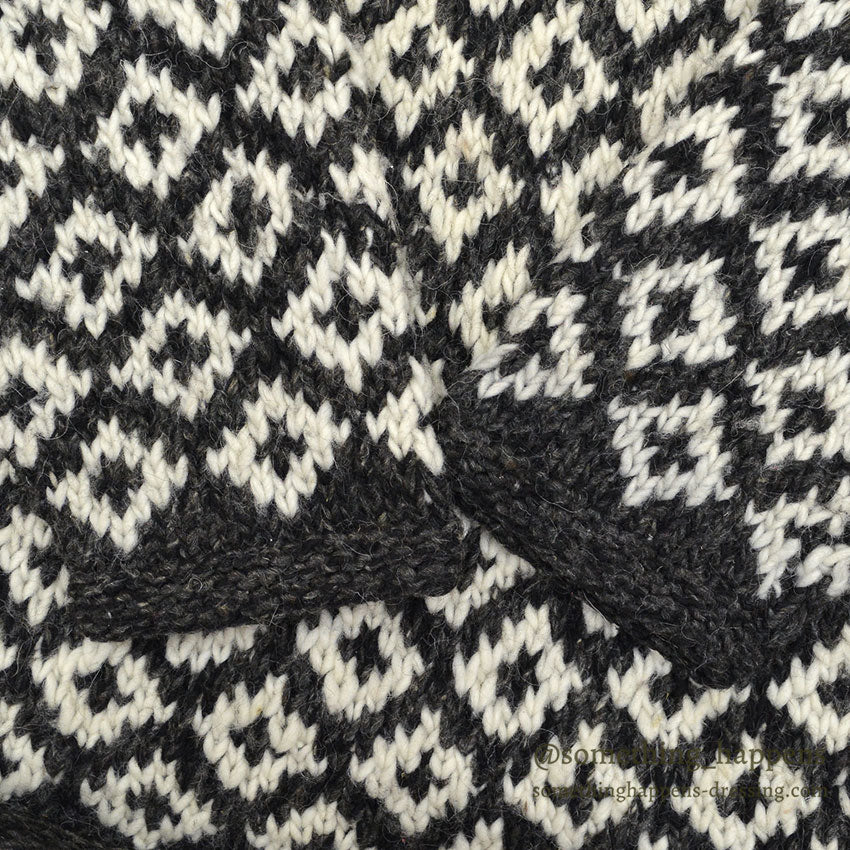 OLD ECUADOR HAND MADE WOOL KNIT SWEATER CROSS B/ W ... L