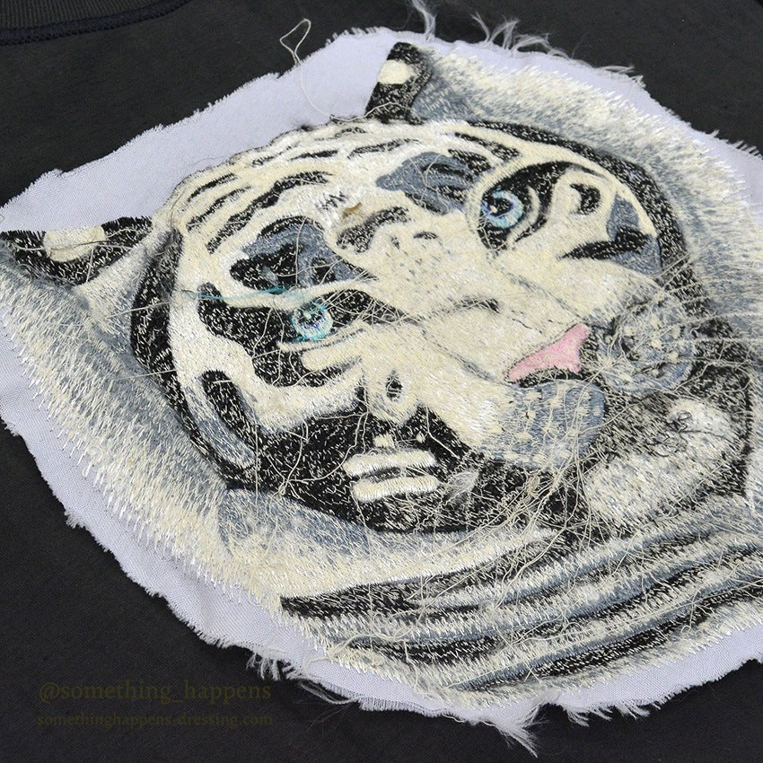2000's~ WHITE TIGER EMBROIDERY SOUVENIR T-SHIRT... 44