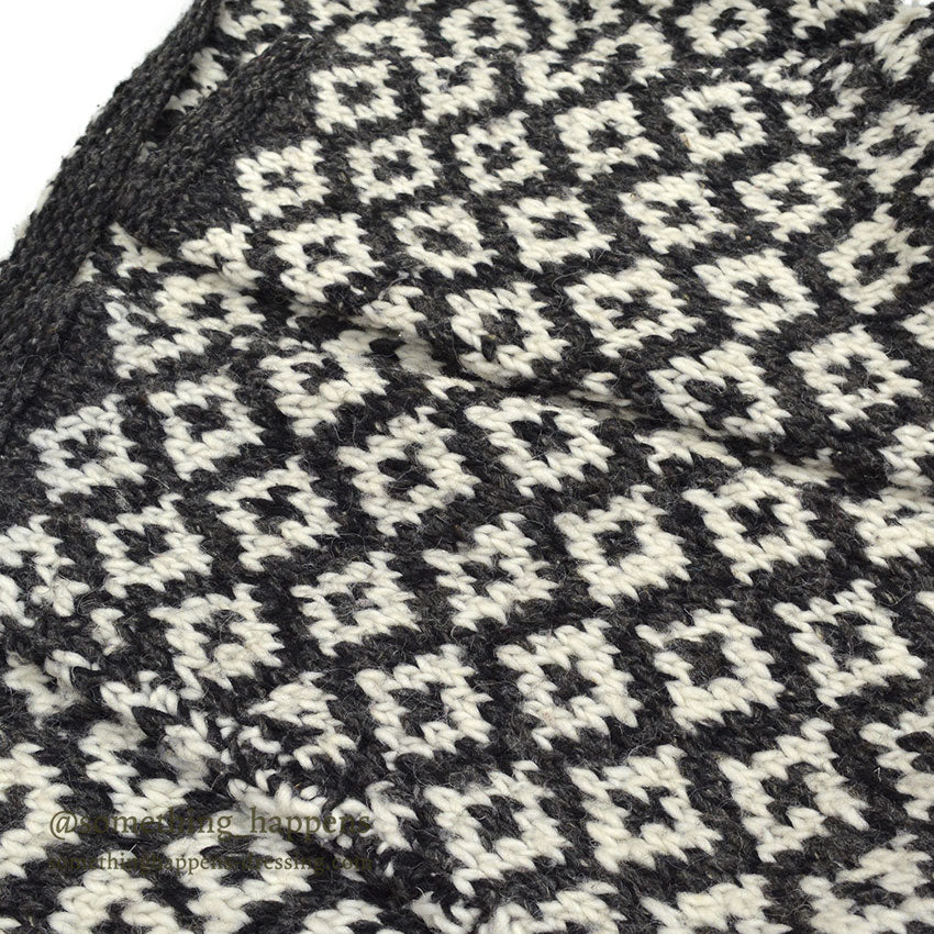 OLD ECUADOR HAND MADE WOOL KNIT SWEATER CROSS B/ W ... L
